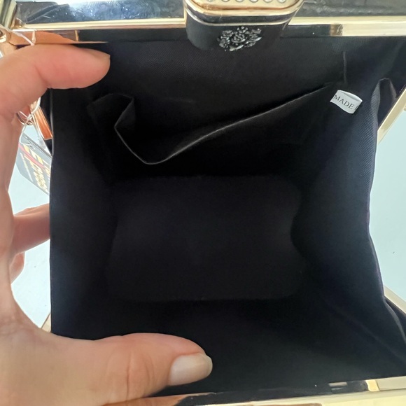 🖤Gorgeous hand purse🖤 - Picture 4 of 7